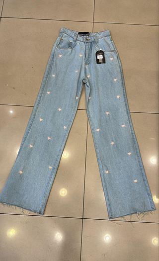 calca wide leg bordado coracao