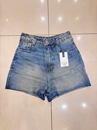 Short com bigodes