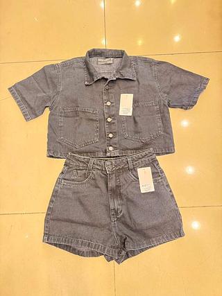 Camisa preta estonada curta