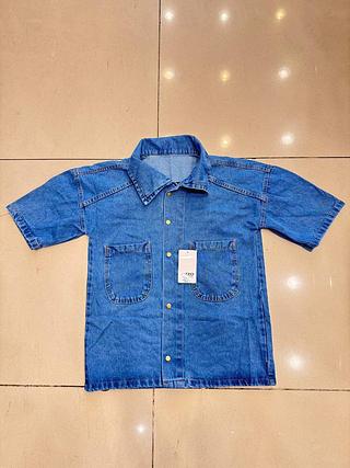 Camisa jeans over red